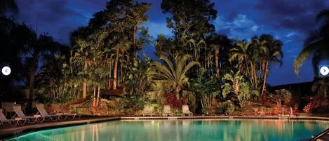 Alberca al aire libre y alberca climatizada