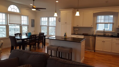 Perheystävällinen yläosa 3 makuuhuonetta / 2 kylpyhuonetta vuodepaikkoja 8 Hiljainen pohjoiseen kaupungin loppua