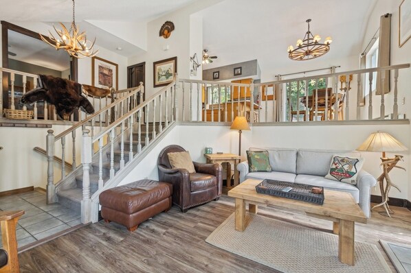 Smart TV, chimenea y libros 