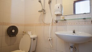 Shower, free toiletries, slippers, towels - The Prince of Whales Hostel & Bar (Ho Chi Minh City)