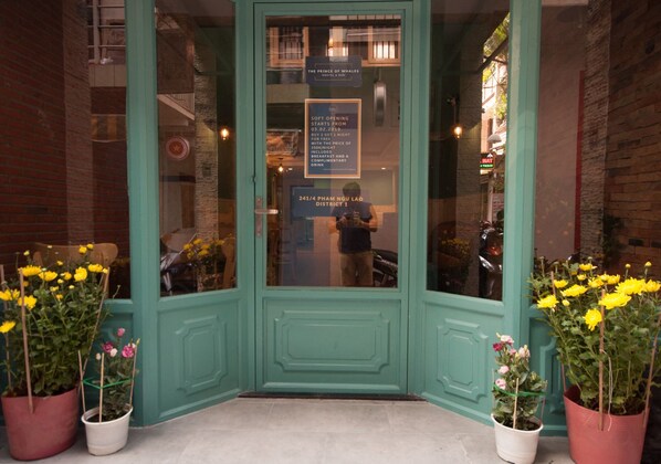 Property entrance - The Prince of Whales Hostel & Bar (Ho Chi Minh City)