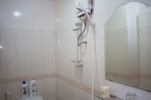 Quarto casal básico, sem janelas | Chuveiro