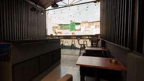 Restaurant - The Prince of Whales Hostel & Bar (Ho Chi Minh City)