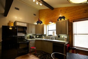 Kylskåp, mikrovågsugn, ugn och spishäll