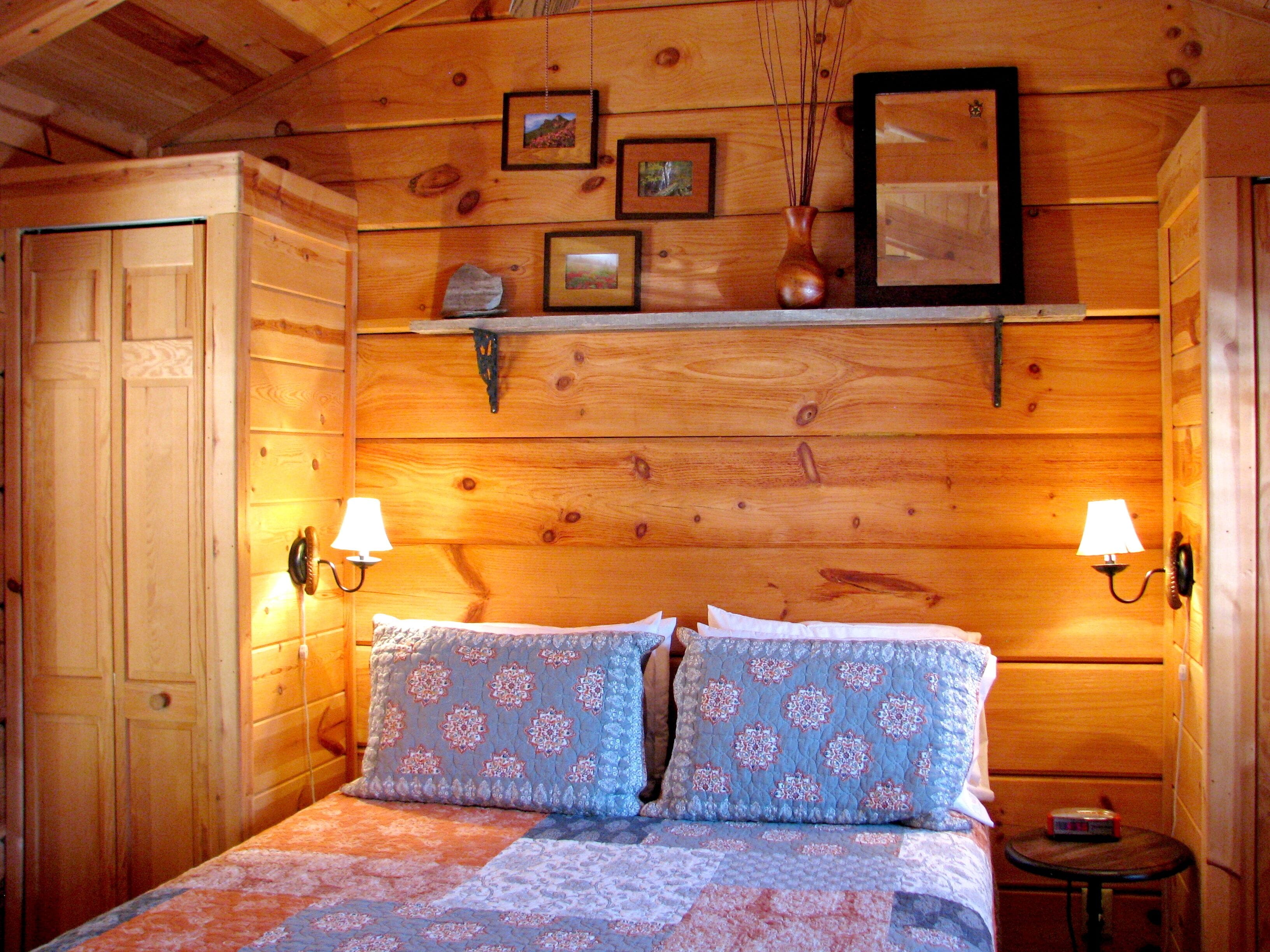 Real Logs-1BR, queen bed & futon-sleeps 4. Riverside w/ Hot Tub