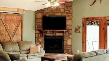 Fernseher, Kamin, Videospiele, DVD-Player