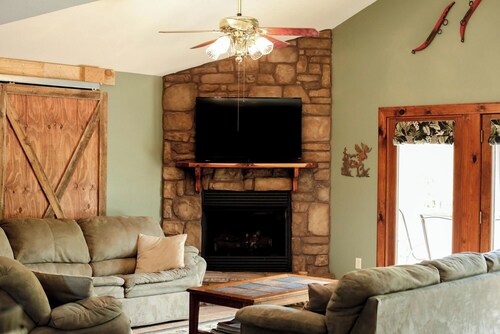 Located In The Foothills Of The Ozarks, Enjoy A Peaceful Setting At The Lodge.