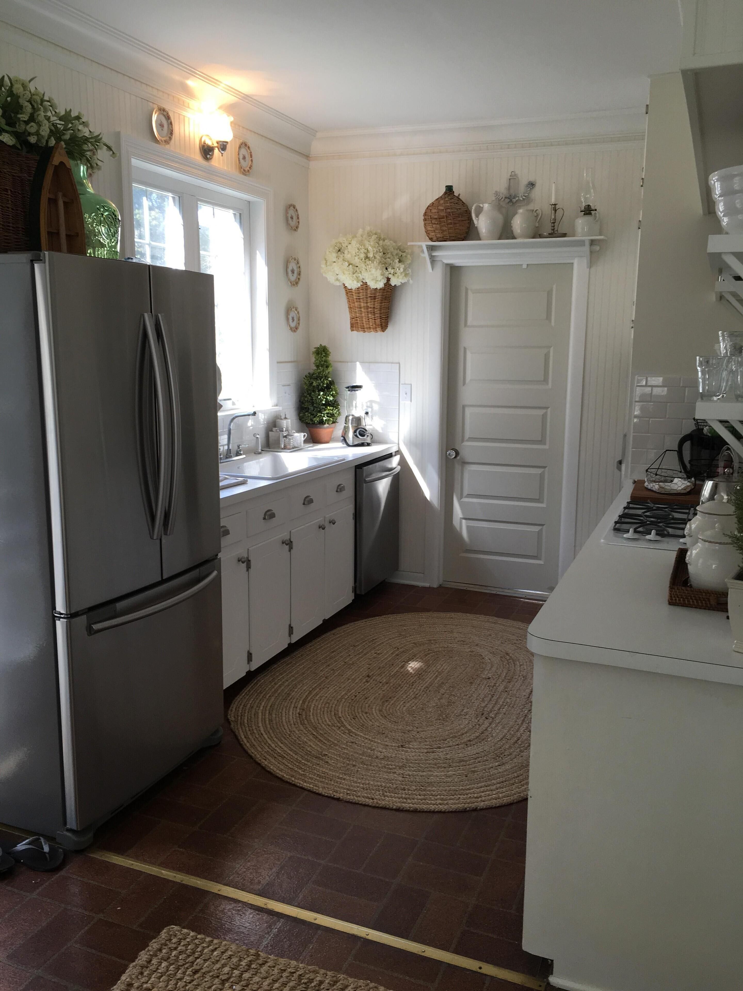 Beautiful and charming coastal cottage! Short walk to Beach and Downtown!!