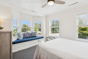 9 bedrooms, premium bedding, iron/ironing board, free WiFi - 100 steps to Lake Michigan beach, paved courtyard, gas fire pit. La Terrazza MC! (Michigan City)