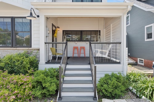 100 steps to Lake Michigan beach, private paved courtyard, gas fire pit.