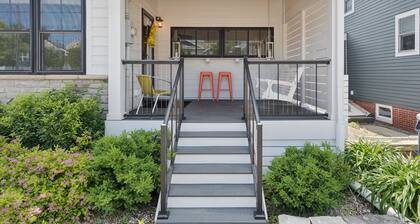 100 steps to Lake Michigan beach, private courtyard. Book Notre Dame wknds now!