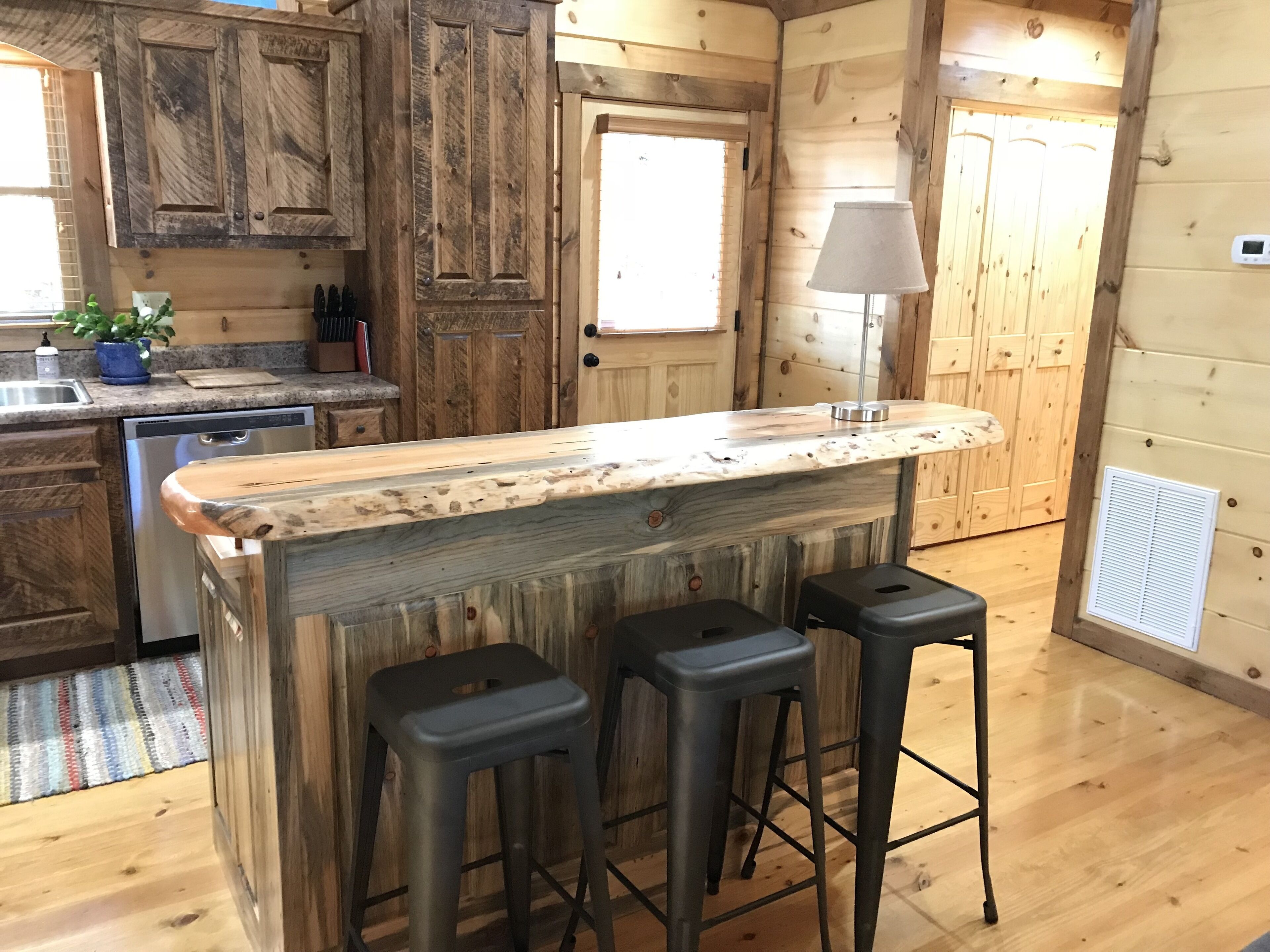 Secluded log cabin in Blue Ridge / Cherry Log