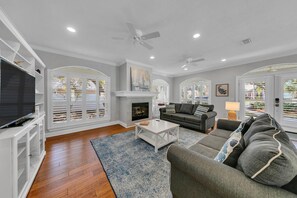 Smart TV, chimenea, reproductor de DVD y monitor de computadora