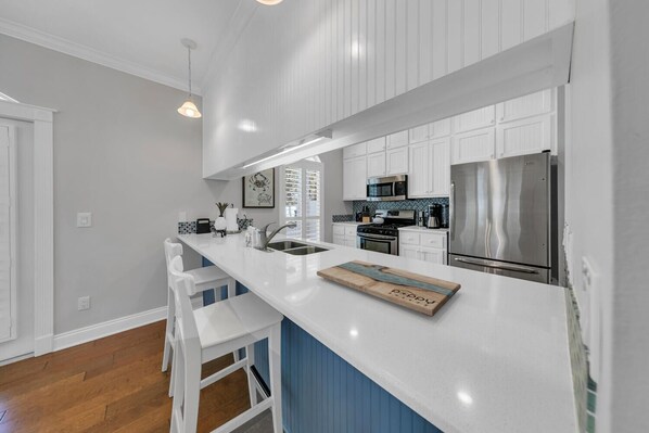 Refrigerador, microondas, horno y parrilla de estufa 