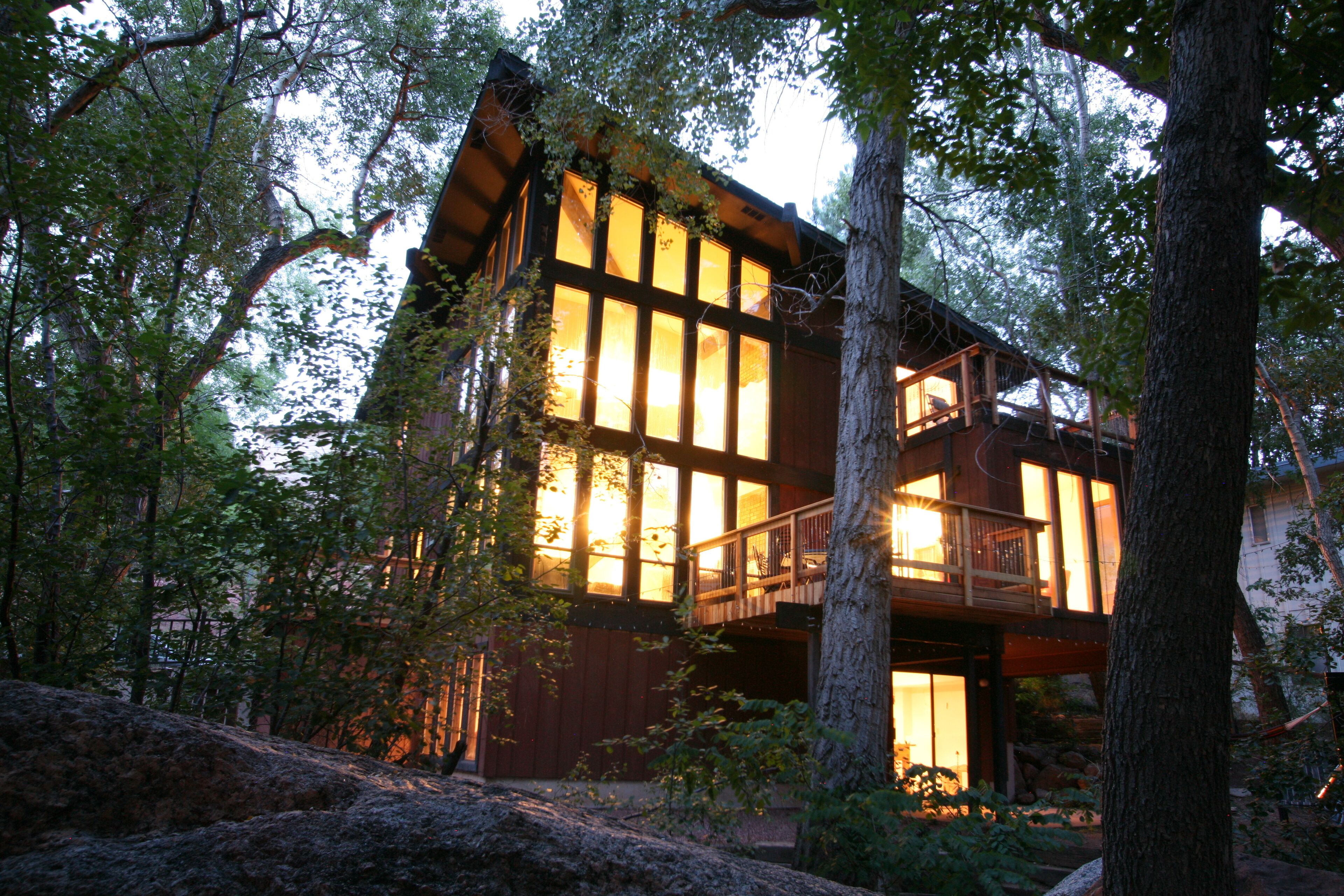 Stream Side Modern Manitou 4 Bed / 3 Bath Wildlife Retreat