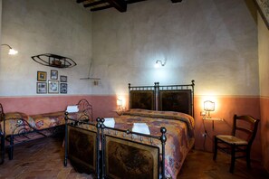 2 dormitoris, planxa i posts de planxar i un bressol de viatge 