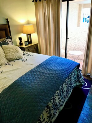 2 室のベッドルーム、デスク、アイロン / アイロン台、旅行用ベビーベッド