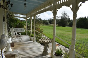 Terrace/patio - "Spend Time in the Country" only 3.5 miles into Round Top, TX (Round Top)