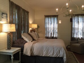 4 bedrooms, WiFi, bed sheets - "Spend Time in the Country" only 3.5 miles into Round Top, TX (Round Top)