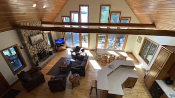 Una televisión, una chimenea, un reproductor de DVD