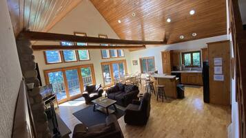 Una televisión, una chimenea, un reproductor de DVD