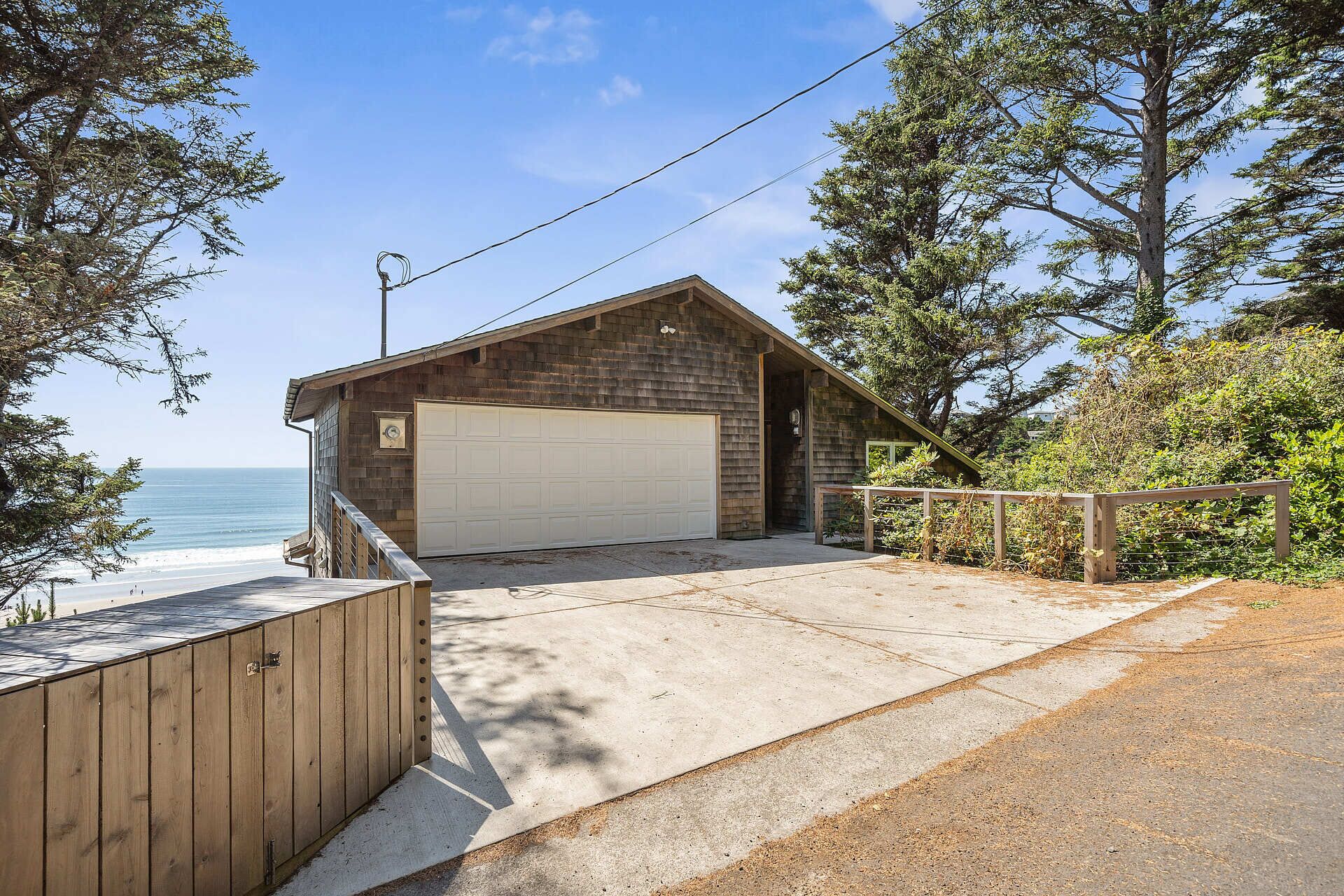 Immaculate Ocean Views! 3 bedroom, 1 sleeping loft, 2 bath, sleeps 12