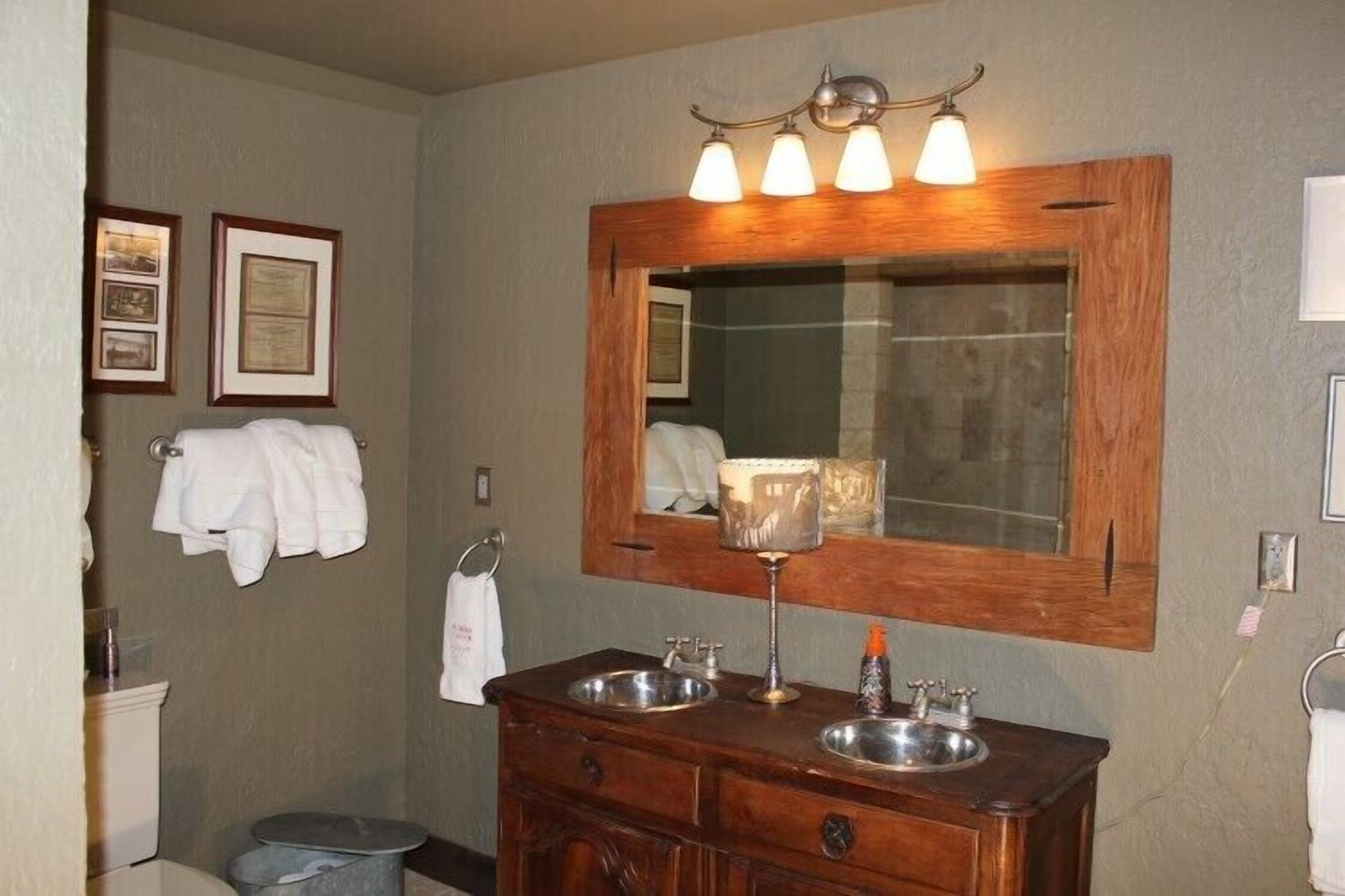 Missouri River Lodging for medium and large groups!