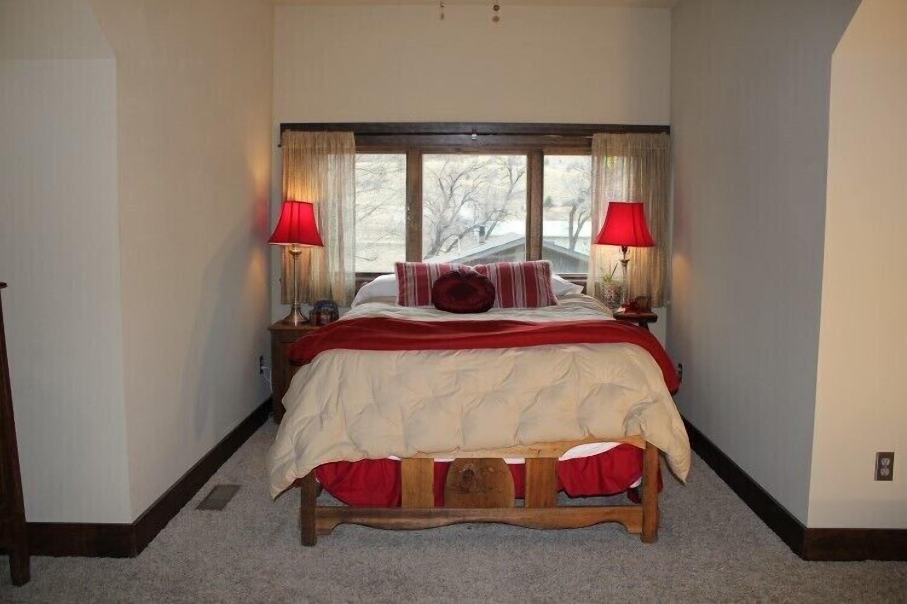 Missouri River Lodging for medium and large groups!