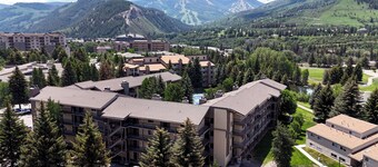Remodeled Condo w/ FREE WiFi, Parking, Heated Pool, Hot Tubs, Skier Shuttles