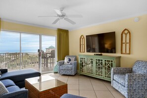 Smart TV, caminetto, lettore DVD, impianto stereo