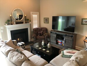 Una Smart TV, una chimenea, un reproductor de DVD, una videoteca
