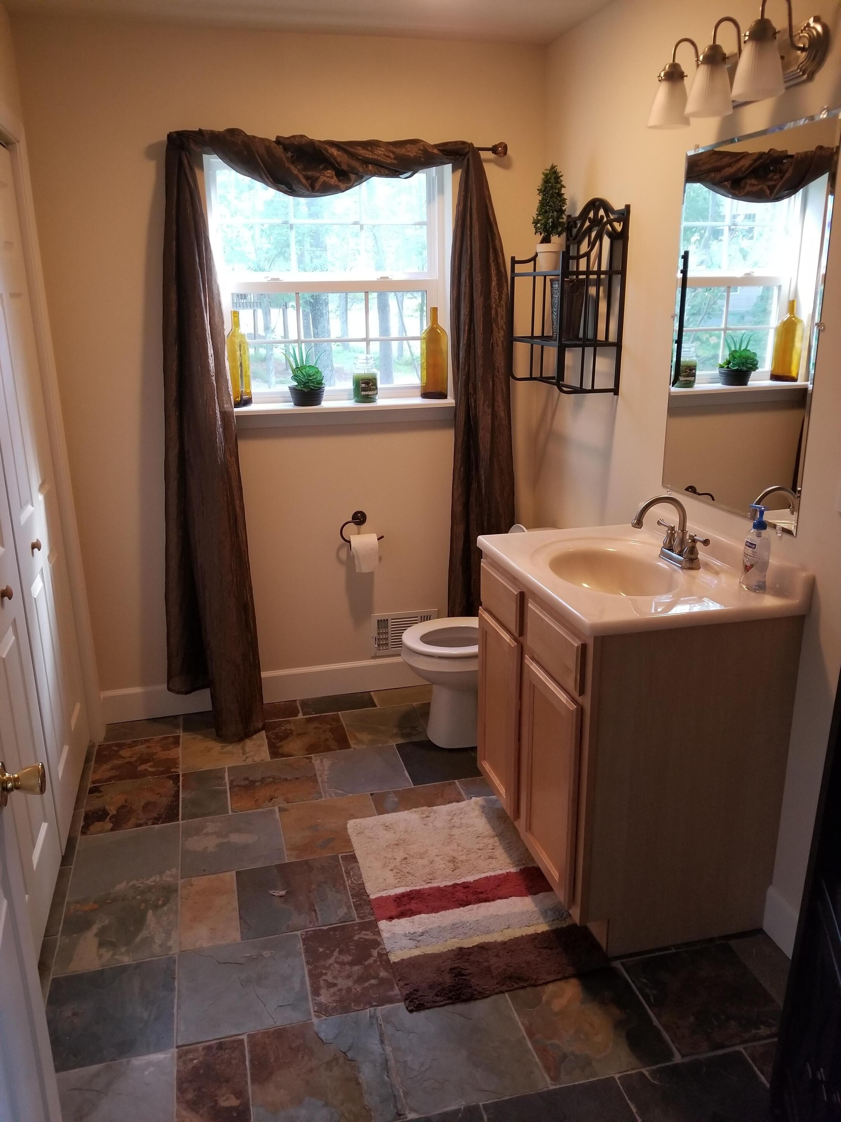 Luxury 4BR Chalet - Walking Distance to Lake and 8 min to Skiing/Lodg