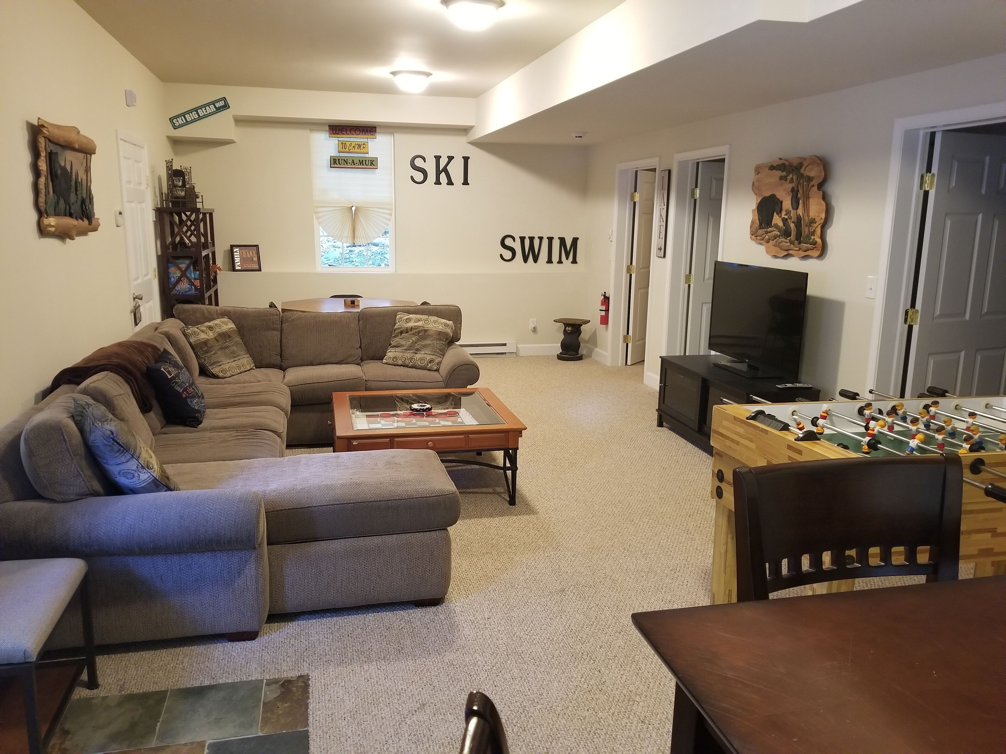 Luxury 4BR Chalet - Walking Distance to Lake and 8 min to Skiing/Lodg