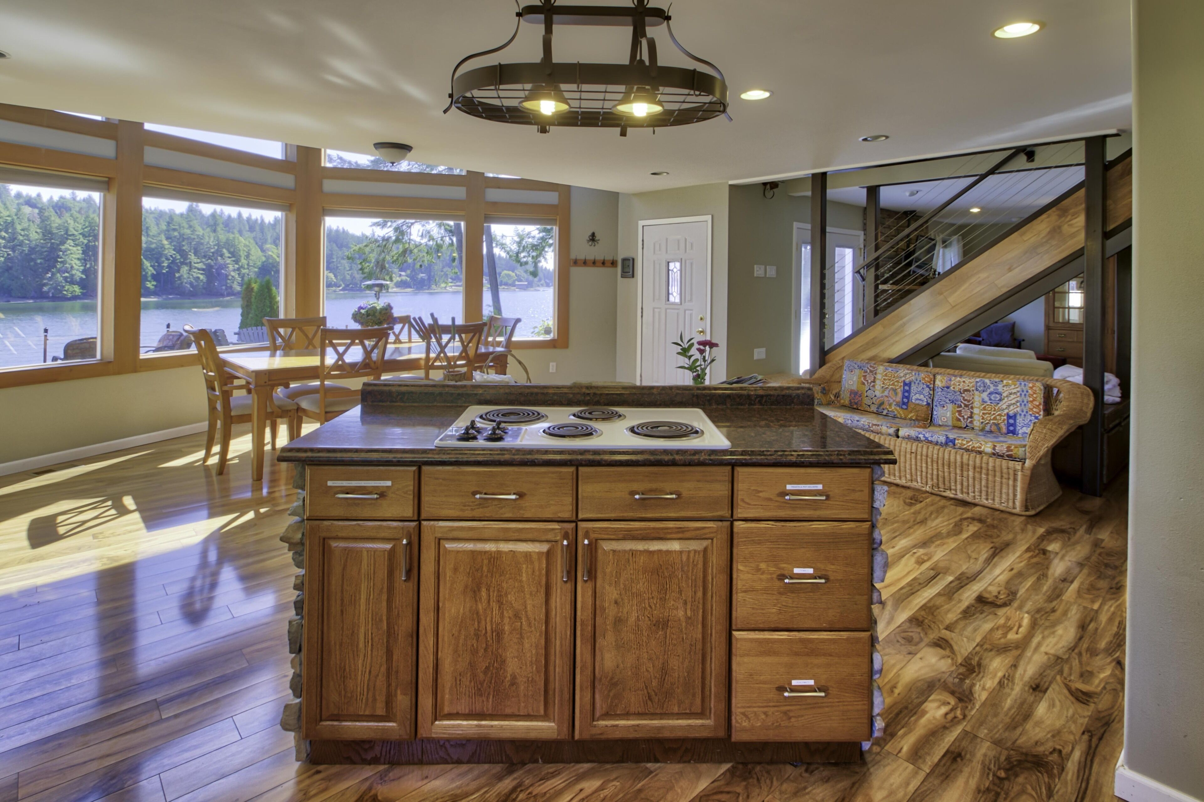 Peaceful & Relaxing Waterfront Retreat on a Deepwater Cove with Wildlife Viewing