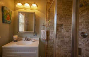 Douche, séchoir à cheveux, serviettes fournies