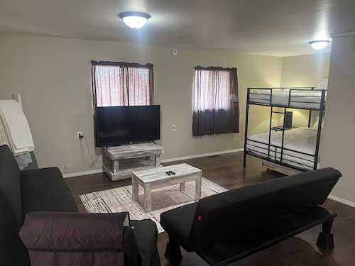 Guesthouse Sleeps 7 Kitchen Washer Dryer Dishwasher New Queens