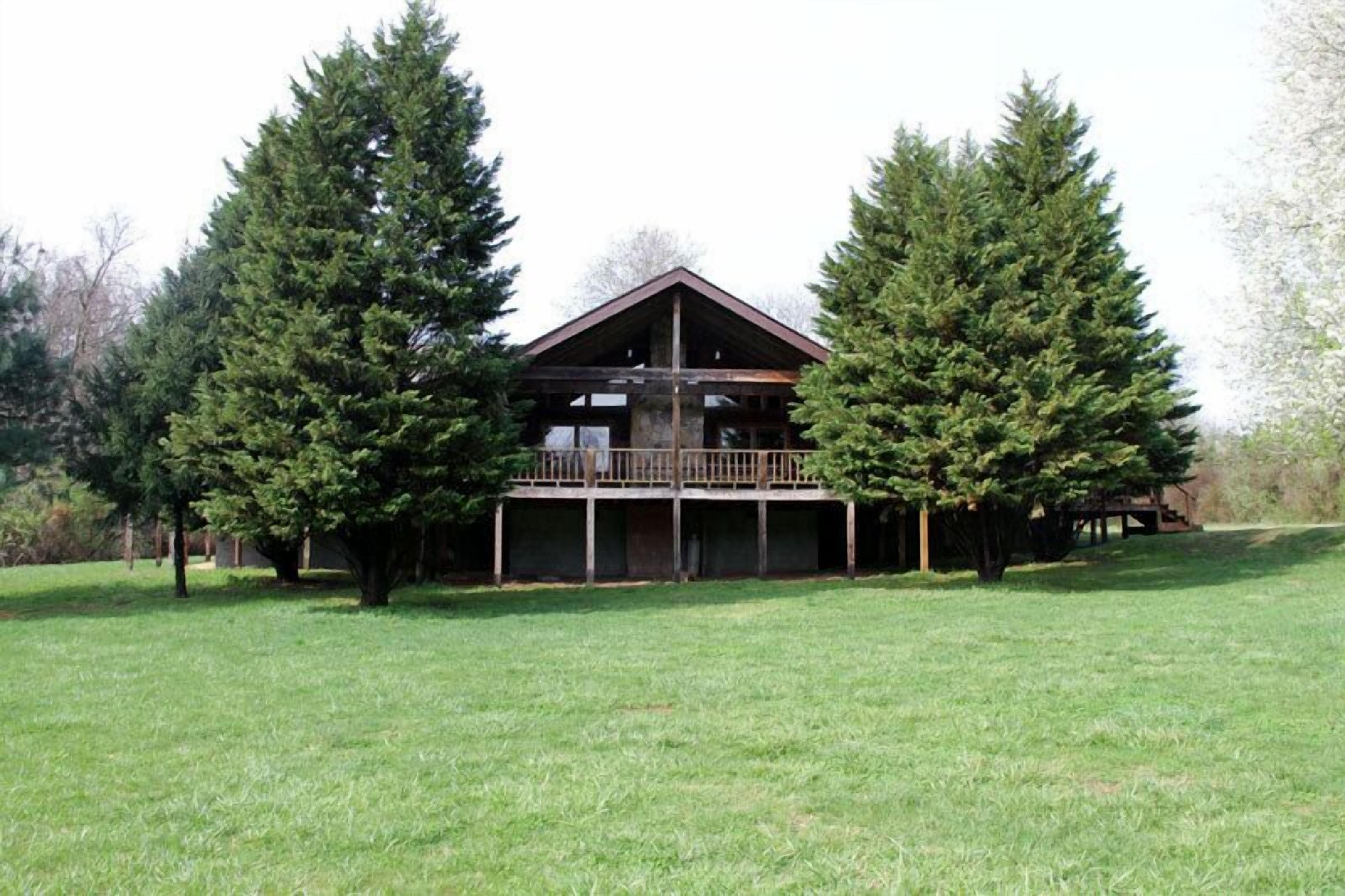 Groups/Family Reunion 40% off select week nights this fall just off Douglas Lake