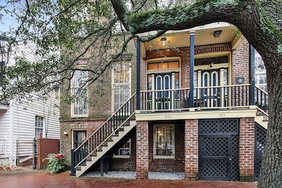 Beautiful Townhouse In Historic District!