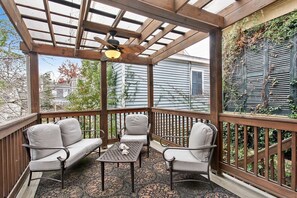 Property grounds - Beautiful Townhouse In Historic District! (Savannah)