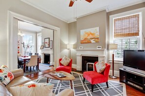 TV, books - Beautiful Townhouse In Historic District! (Savannah)