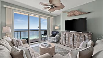 Smart TV, Netflix, DVD player, streaming services