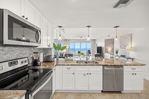 Frigorifero, microonde, forno, piano cottura