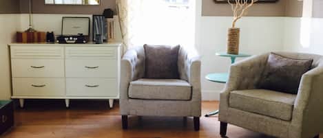 Televisio, DVD-soitin, pöytätennispöytä, kirjoja