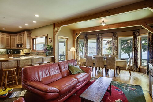 Prime Chelan location w/Commanding View, 85 degree pool, close to Golf Course 