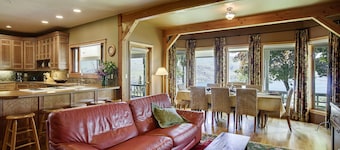 Prime Chelan location w/Commanding View, 85 degree pool, close to Golf Course 