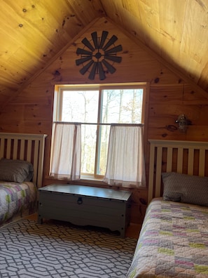 2 bedrooms, desk, free WiFi, bed sheets - Grey Goose Cottage In The Heart Of The FingerLakes (Keuka Lake Penn Yan)
