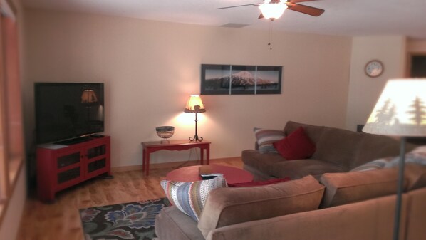 智能電視、DVD 播放機、書籍、音響