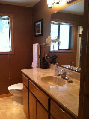 浴缸、風筒、提供毛巾、番梘