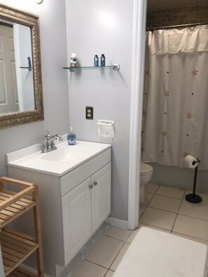 Combined shower/tub, towels, soap, toilet paper