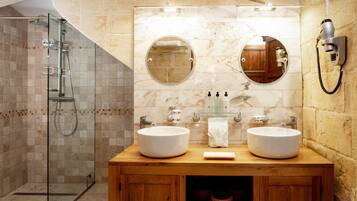 Chambre Double Deluxe, 1 trĂšs grand lit, vue ville (dâAragon) | Salle de bain | Douche, articles de toilette de luxe, sĂšche-cheveux, peignoirs